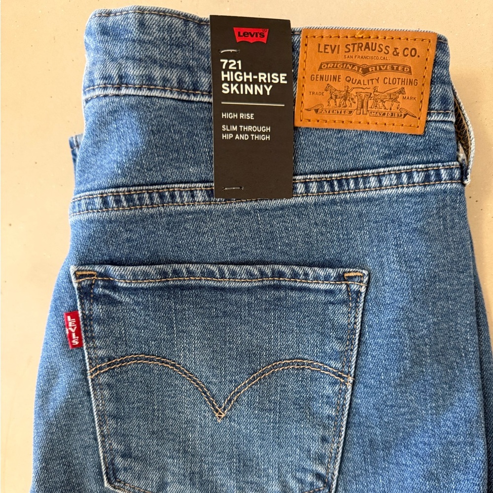 NWT Women’s Levi’s 721 High Rise Skinny Sculpted jeans. Size 34x30.